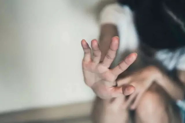 Алматыда 13 жастағы қызды әкесінің досы зорлаған