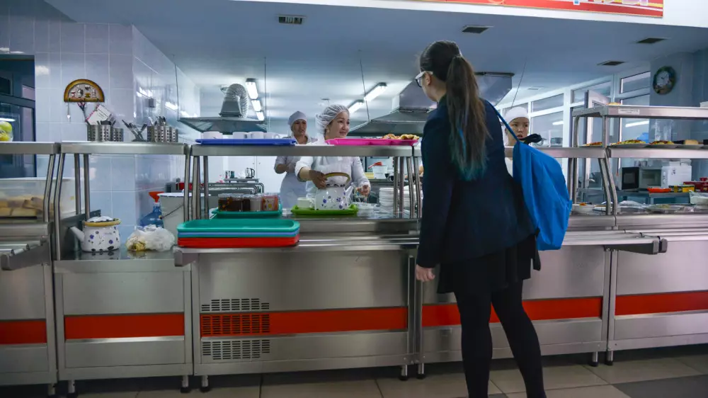 Школьникам хотят запретить смартфоны: как детям платить за обед