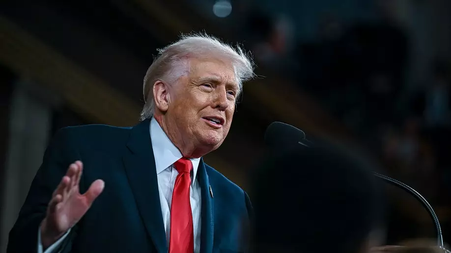 Сцены из зала заседаний: Трамп хвалит экономику, но сталкивается с сопротивлением демократов во время обращения о положении страны.