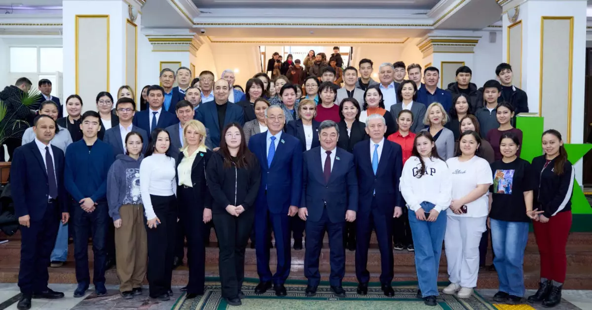  Сенат депутаттары оқытушылармен жаңа Конституцияның маңызын талқылады 