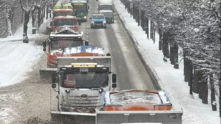 Алматы в снегу: тысячи рабочих и сотни машин борются с непогодой
