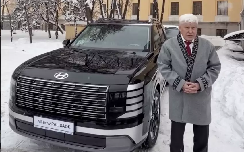 “Өмір бойы тапал көлік мініп едім“. Танымал кәсіпкер академик Асқар Жұмаділдаевқа темір тұлпар мінгізді