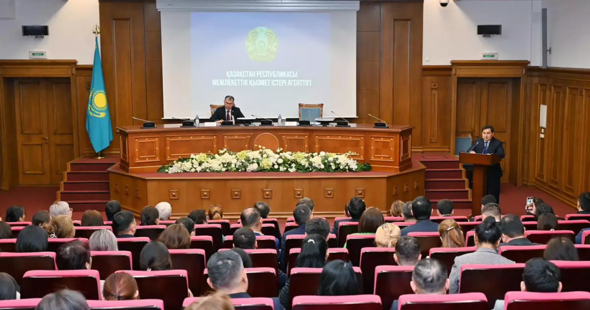  Дархан Жазықбай Ғылым және жоғары білім министрлігінің мемлекеттік қызметшілерімен кездесті 