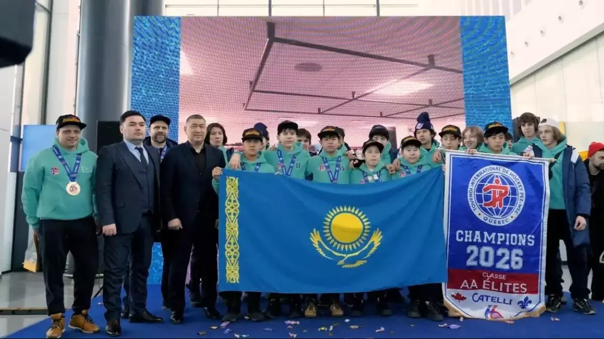 Канадада топ жарып, алтын алған астаналық жас хоккейшілер елге оралды