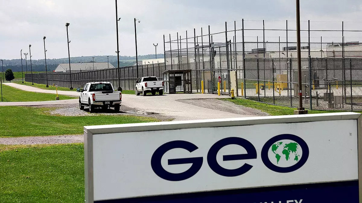 Верховный суд вмешался в дело, где частный подрядчик ICE принуждал задержанных к уборке общих зон.