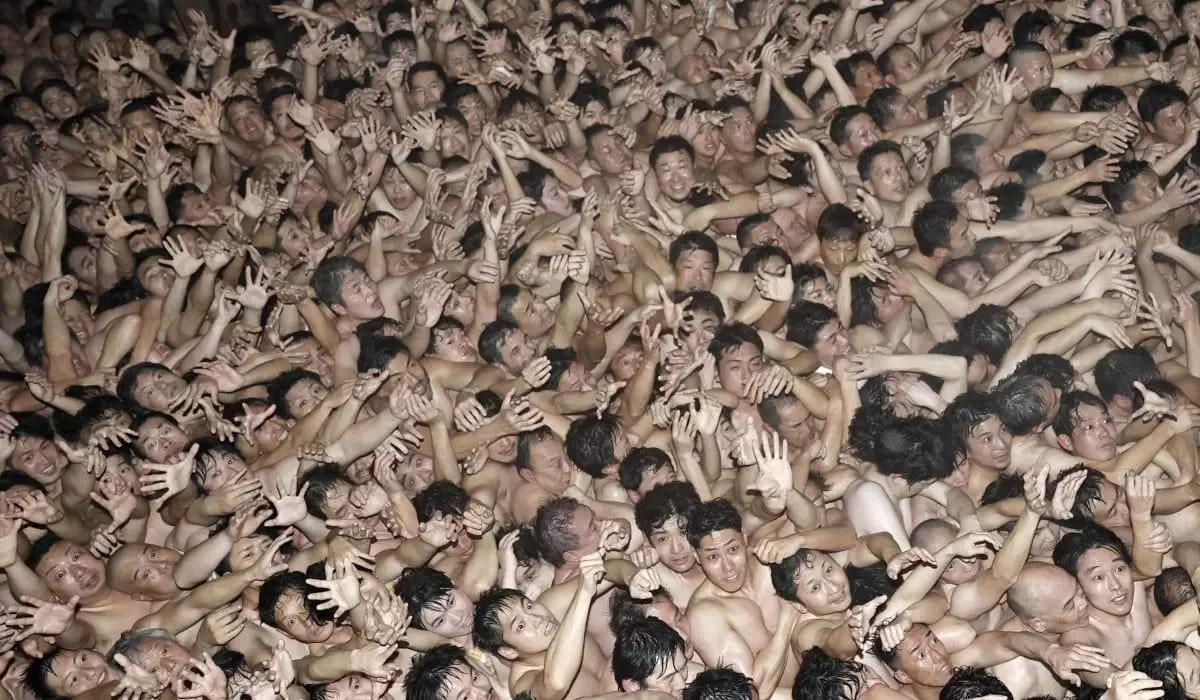 Үш адам есінен танып қалған: Жапониядағы "жалаңаш денелер" фестивалінің болашағы белгісіз