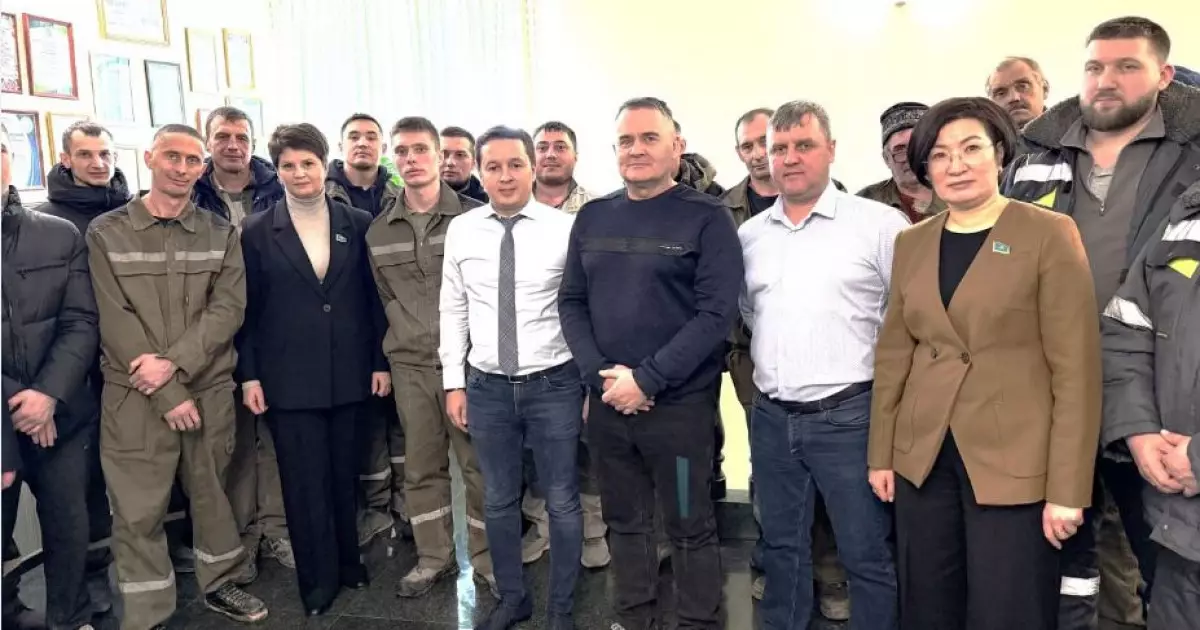   Сенаторлар елмен жүздесті   