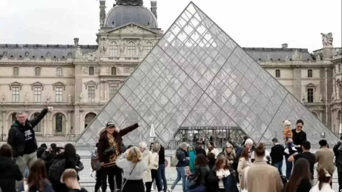 "Ғасыр ұрлығы" Лувр директорын ауыстырды