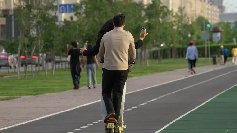 Жёсткие ограничения для самокатчиков введут летом в Казахстане