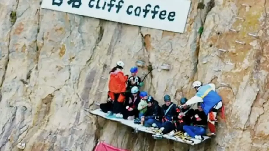 Кофе над пропастью: в Китае набирает популярность экстремальная кофейня на 60-метровой скале