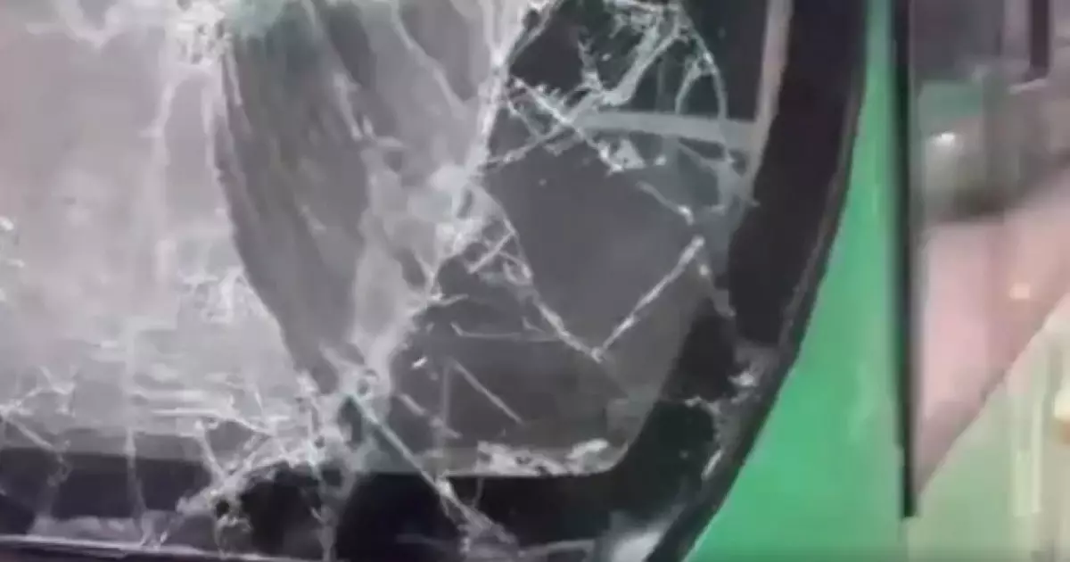  Алматыда екі жолаушылар автобусы мен жүк көлігі соқтығысты (ВИДЕО) 