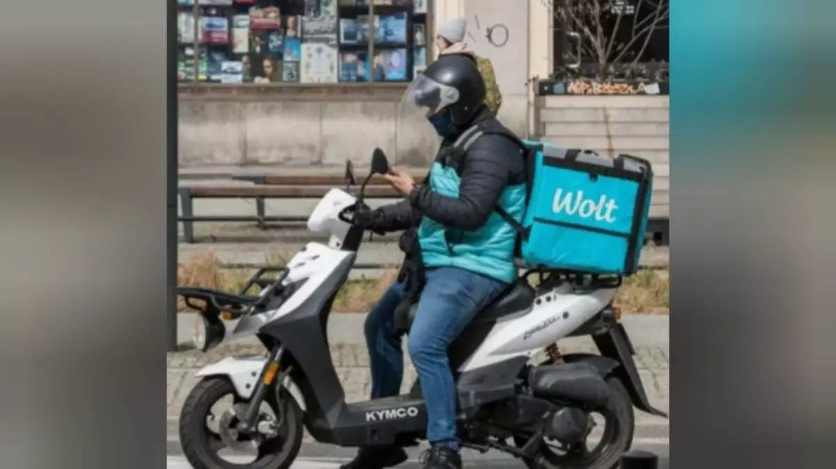 Погоня за заказами: в Алматы усиливают контроль за курьерами после массовых нарушений ПДД