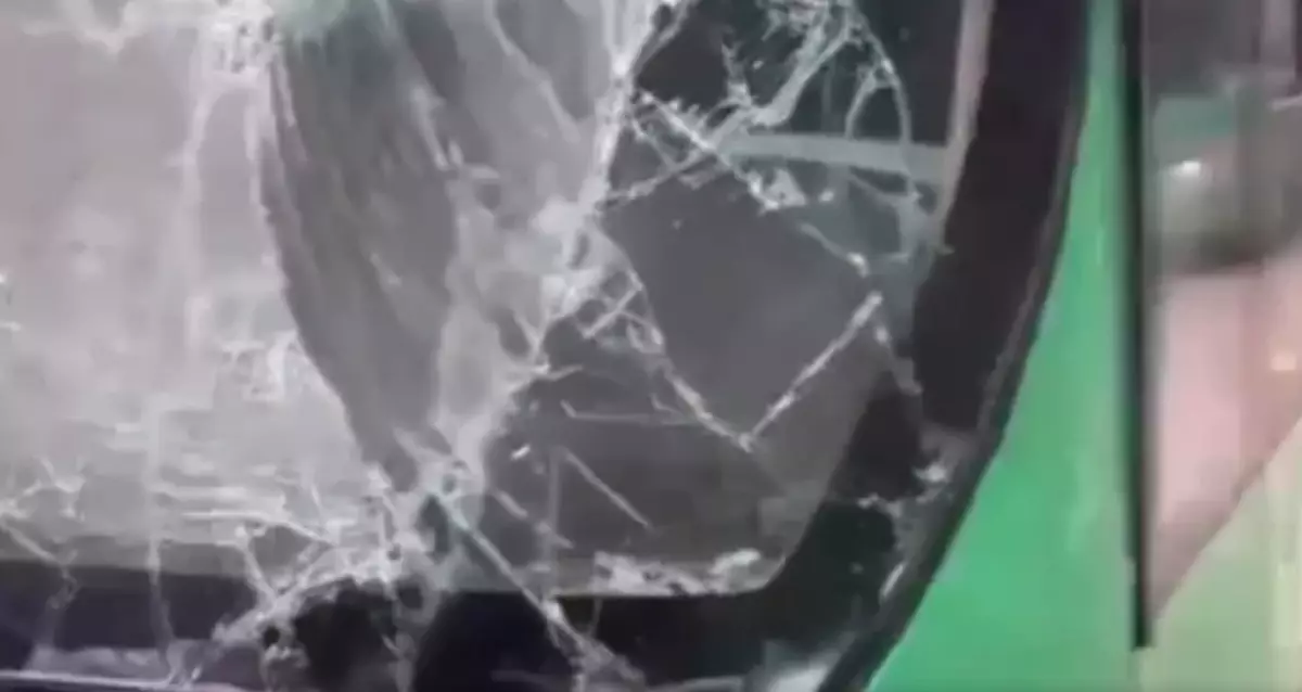 Алматыда екі бірдей жолаушылар автобусы мен жүк көлігі соқтығысып қалды (ВИДЕ)