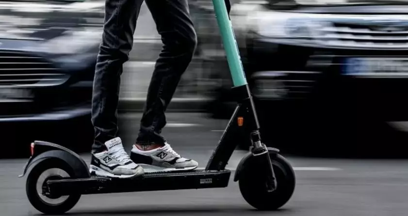 Самокатам ужесточают правила: с июля в Казахстане введут страхование и запретят езду по тротуарам