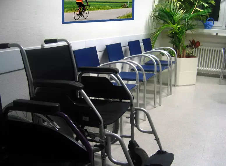 «Қарға көміліп жатыр»: Көкшетауда мүмкіндігі шектеулі жандардың қозғалысы қиындаған