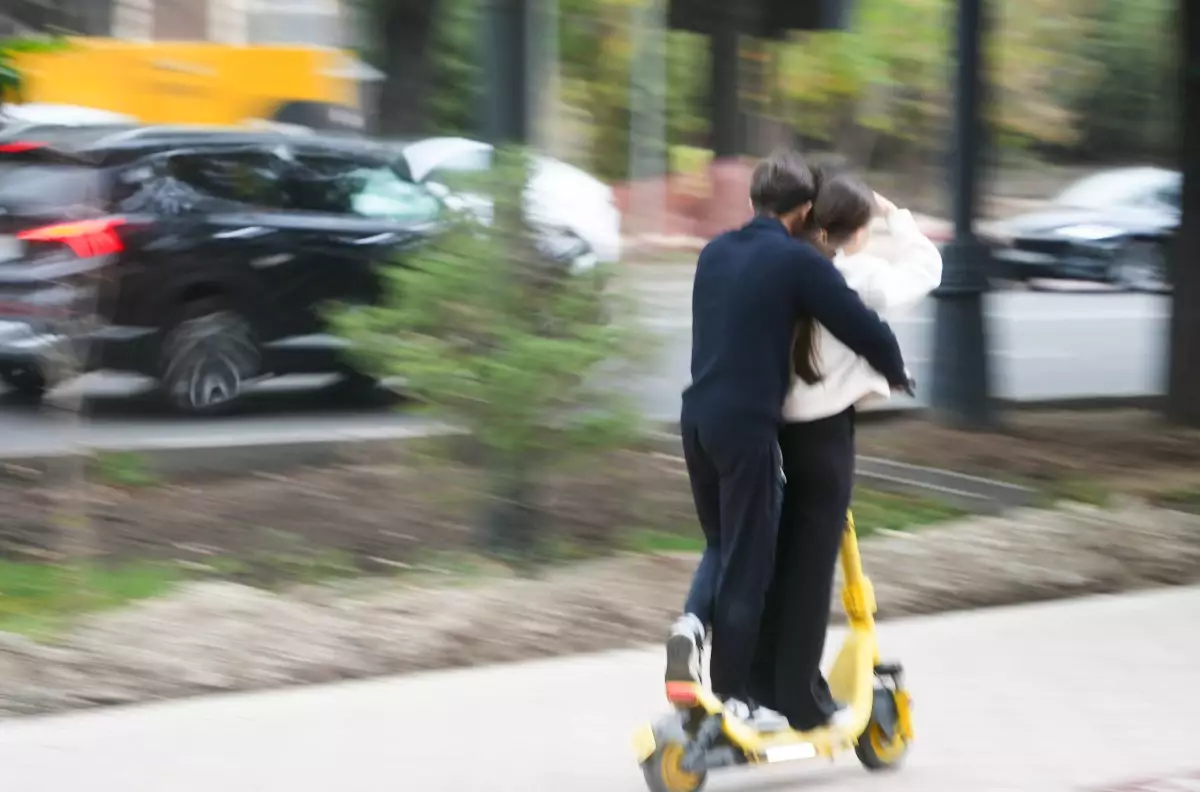 Жасы 18-ден асып, жүргізуші куәлігі болуы керек: Қазақстанда самокат жүргізушілеріне жазда қандай шектеулер енгізіледі