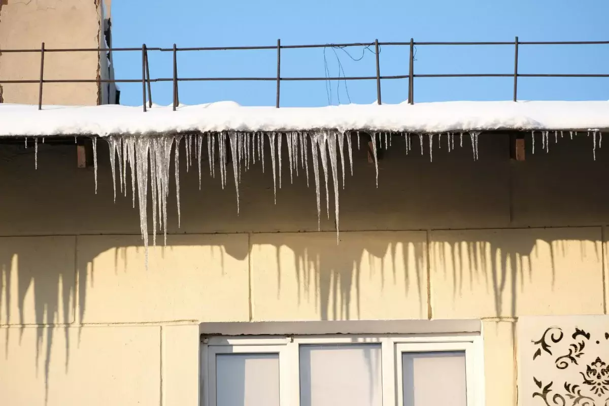 Алматыда шатырдағы мұз бен қарға байланысты жауапкершілік туралы ескерту жасалды