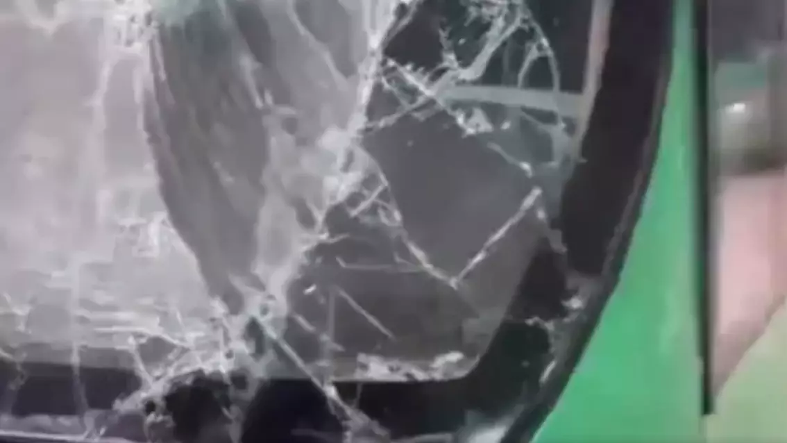 Алматыда екі жолаушылар автобусы мен жүк көлігі соқтығысты (ВИДЕО) 