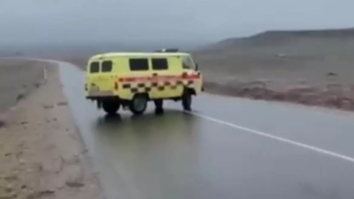 Мұз айдынында сырғанағандай: Жамбылда жедел жәрдем көлігі көктайғақта апаттан әзер аман қалды