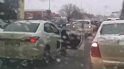 Ақтөбеде жүргізушілер жол ортасында төбелесті