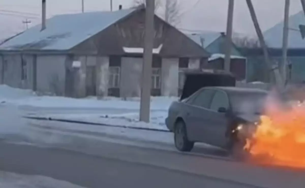Петропавлда жеңіл көлік өртеніп кетті (ВИДЕО)