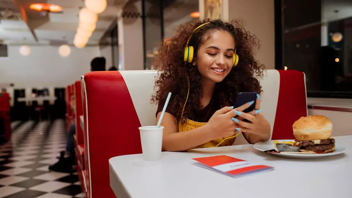 Количество людей, предпочитающих есть в одиночестве, выросло на 52%, поскольку американцы выбирают "эго-экономику" вместо совместных трапез.