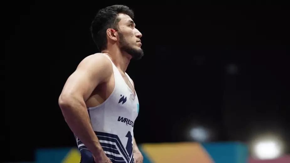 Чемпион мира из Казахстана провел схватку с легендой борьбы за финал