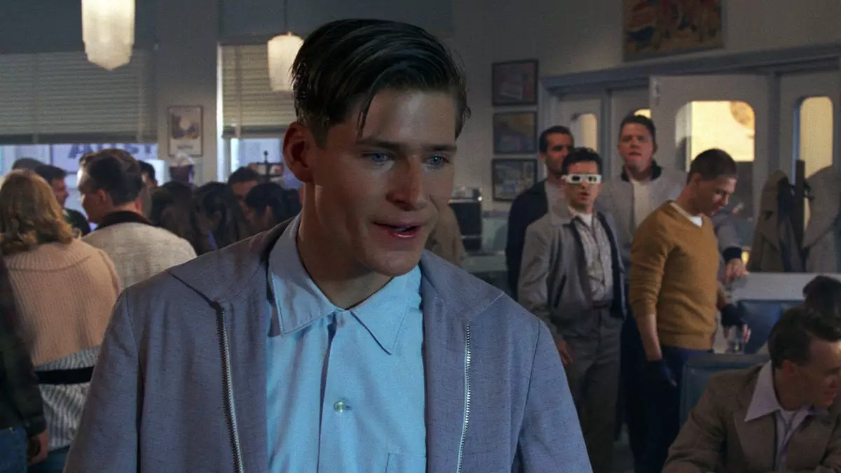 Криспин Гловер обвиняется в иске в удержании женщины в качестве "секс-рабыни" после того, как заманил её из Великобритании в Лос-Анджелес.