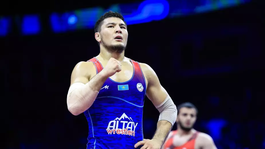 Два казахстанских борца решили исход поединка за бронзу рейтингового турнира