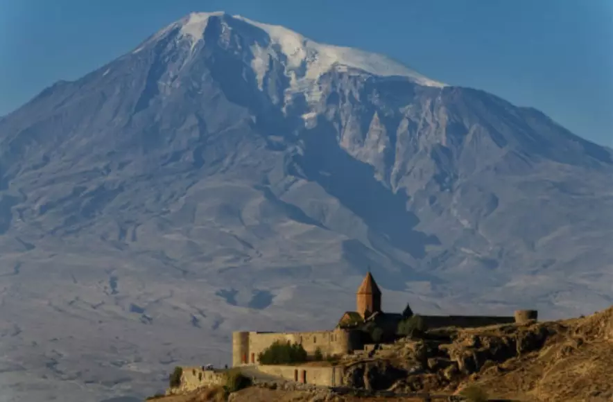 Армения отменяет визы до июля 2026 года: монастыри, горные тропы и кафе 