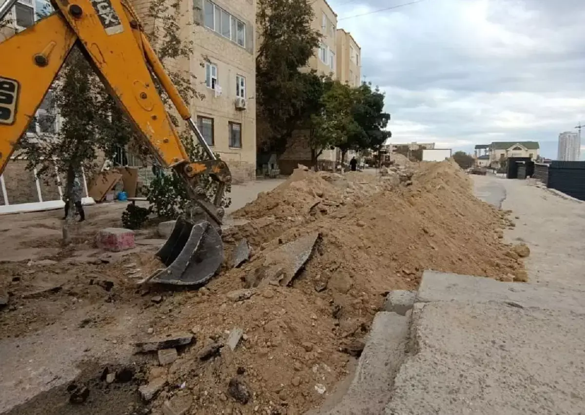 Разрытые дворы и задержки ремонта: аким Актау дал срок до 3 марта на восстановление территорий после раскопок - новости на Lada.kz 26.02.2026