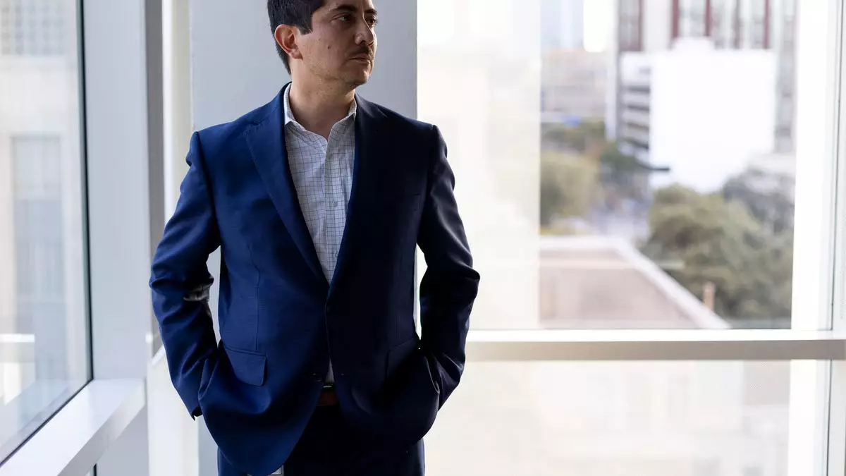 Окружной прокурор Трэвиса вновь сталкивается с обвинениями в мягкости к преступникам после ареста рецидивиста по делу об убийстве.