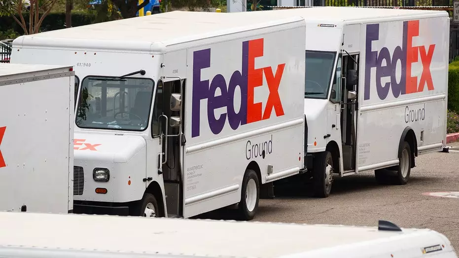 FedEx заявляет, что вернет клиентам и отправителям любые возмещенные таможенные пошлины, которые они оплатили.