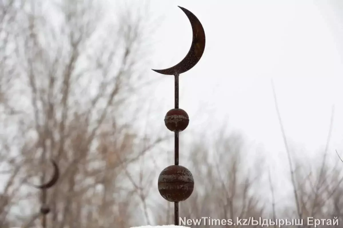 Двое в одной могиле? Скандал на кладбище под Карагандой