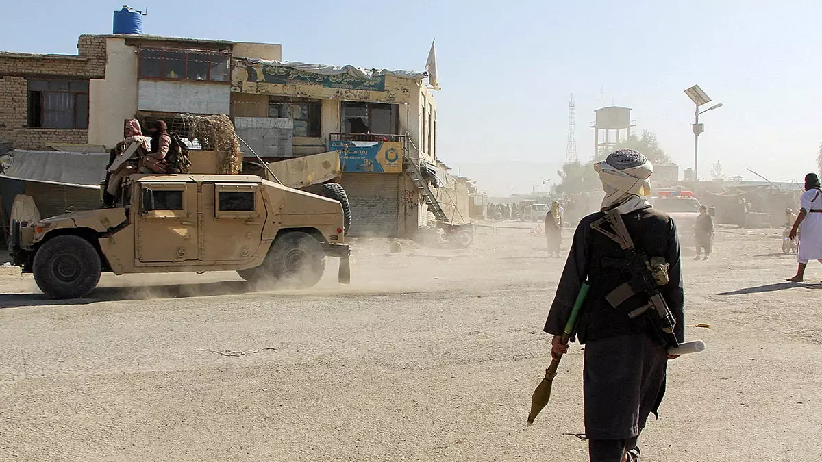 Талибан начал "масштабное" наступление на Пакистан в ходе смертоносных приграничных столкновений.