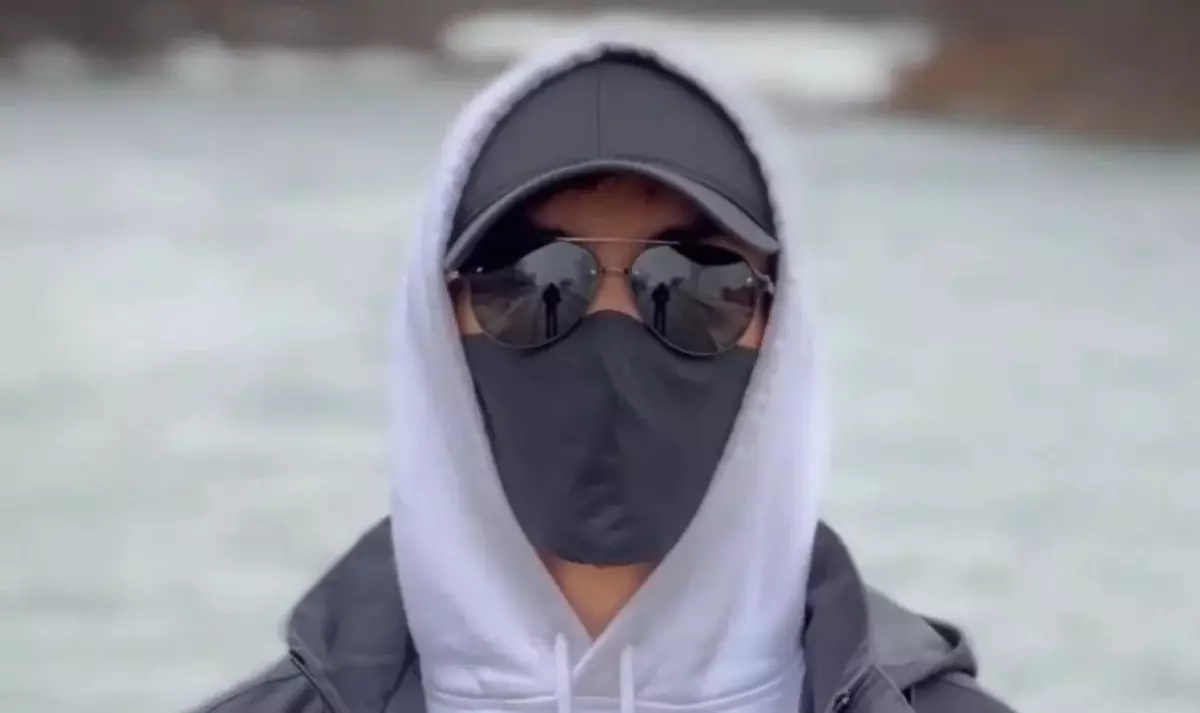 Человек в маске подарил 30 семьям жильё на миллион долларов