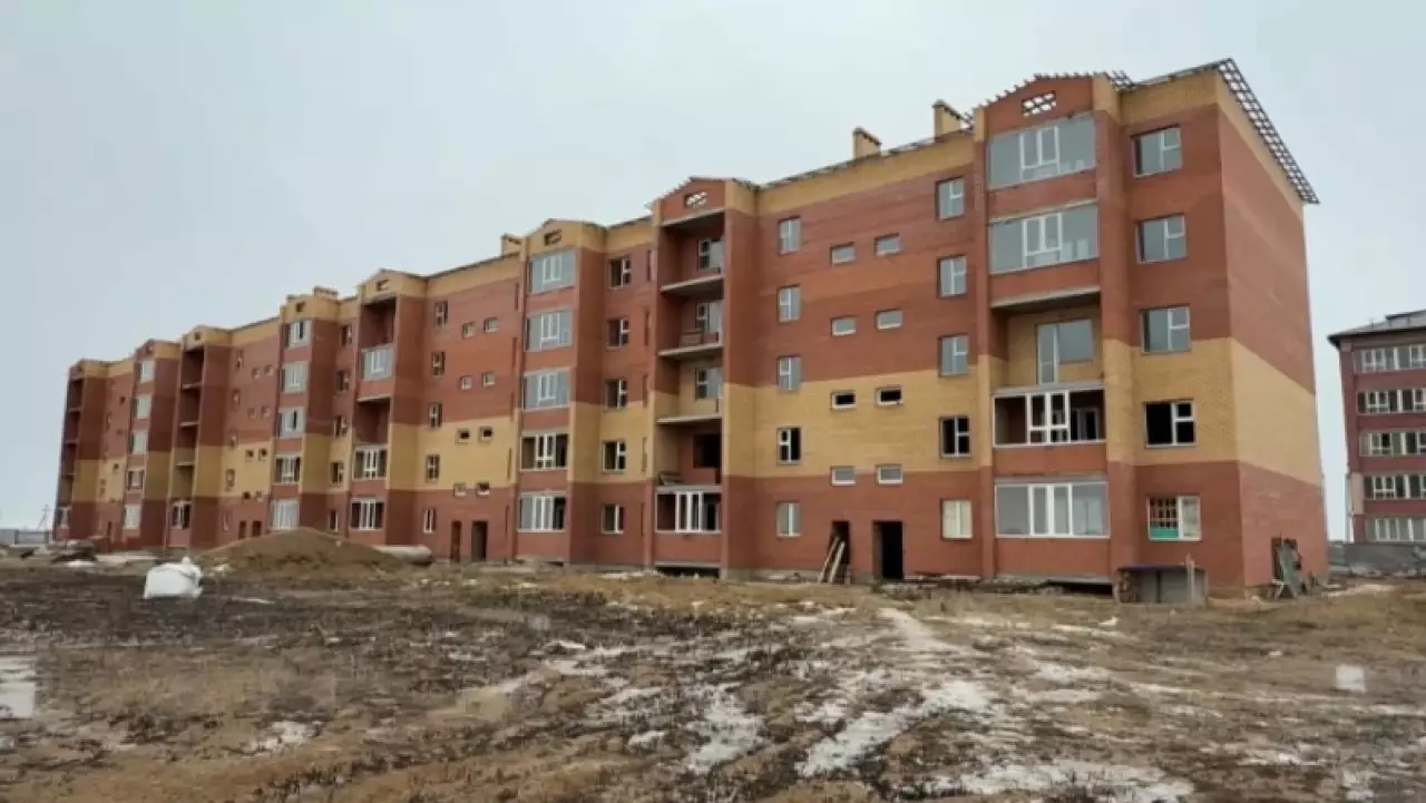 Пятый год не могут достроить дом для очередников в Индерборе