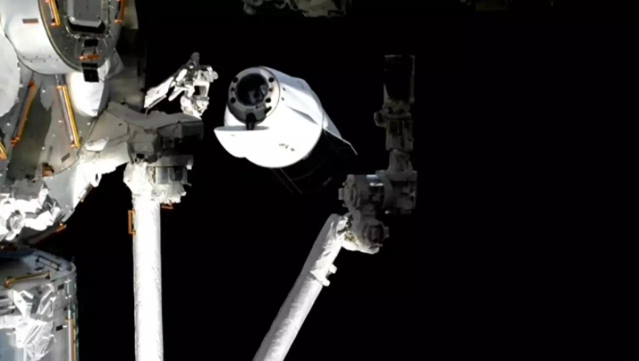 Корабль Cargo Dragon покинул МКС