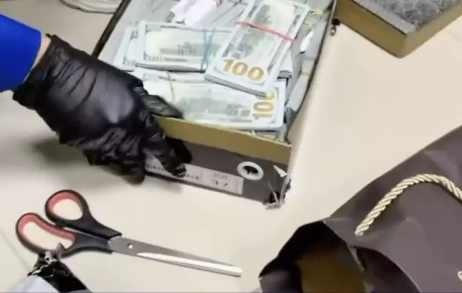 Миллиардтаған теңге заңсыз табыс: СҚО тұрғыны жұртты қарызға батырған