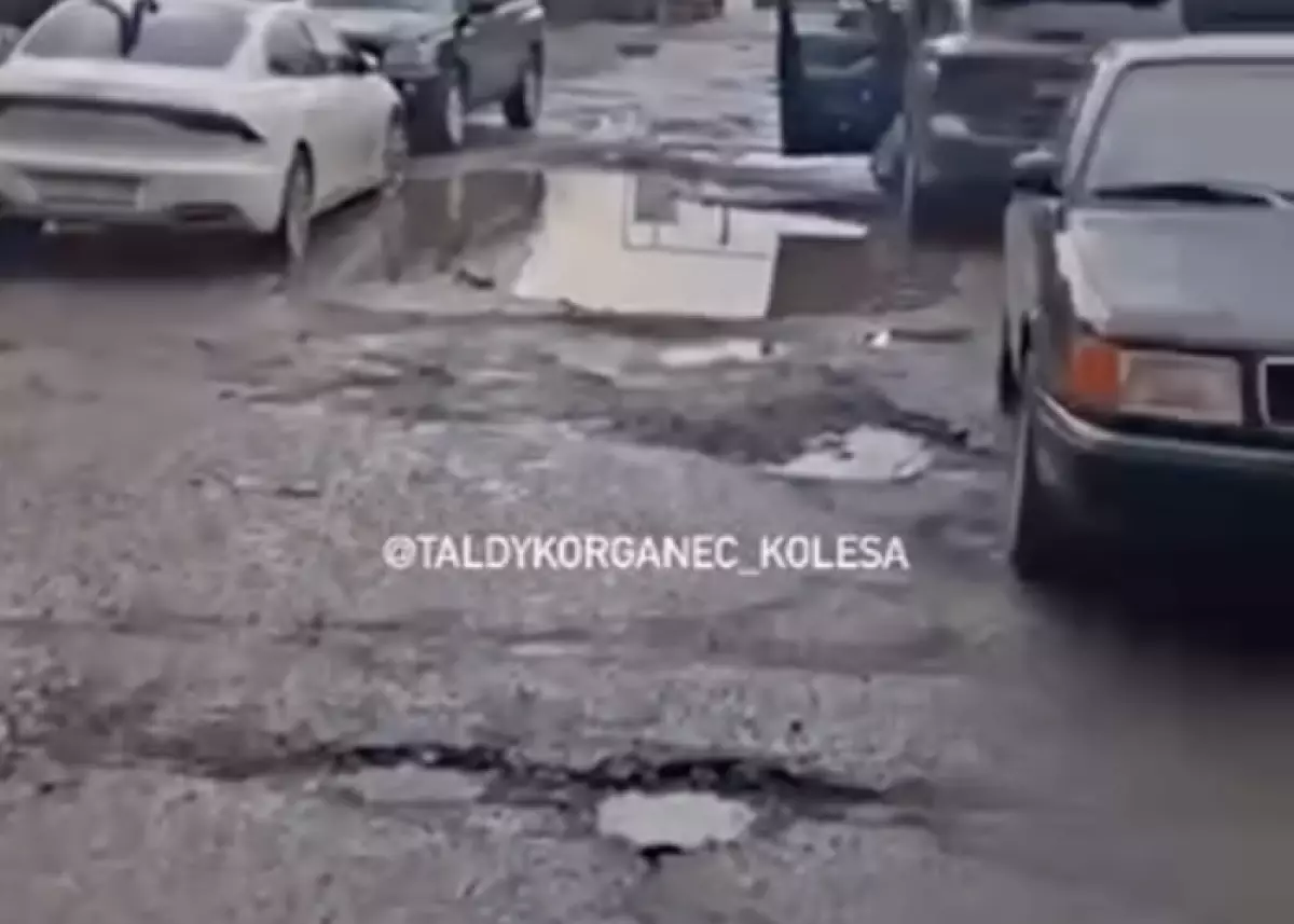 Талдықорған орталығында халық шұрық-тесік жолдан көз ашпай отыр