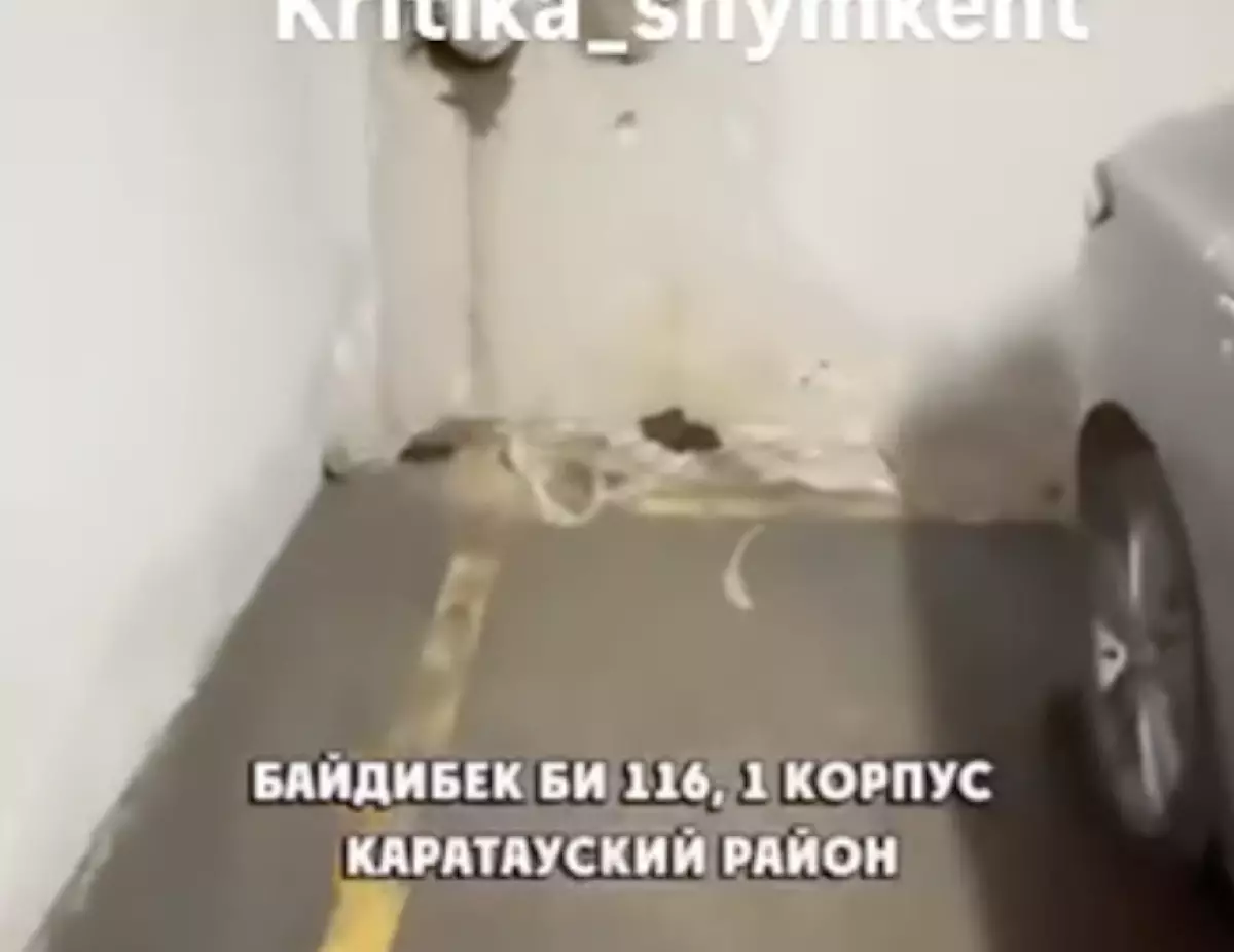 Кәріз суы үш аптадан бері паркингке ағып жатыр: Шымкентте тұрғындары әкімдік жұмысына наразы