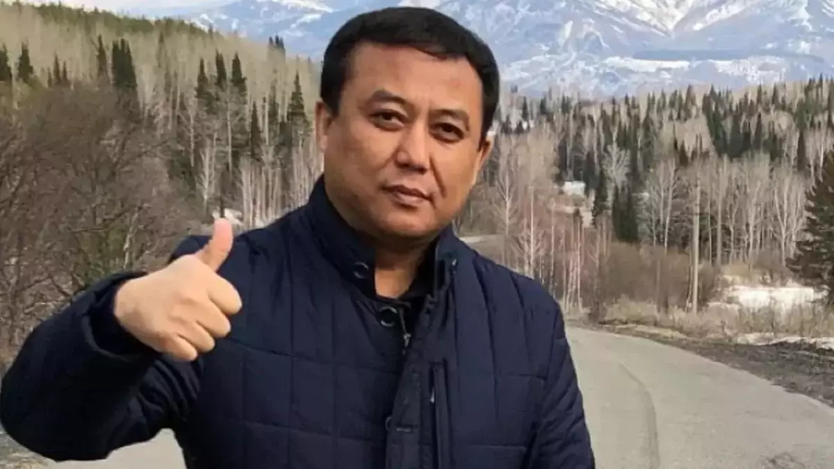 «Тоқтатыңыздар!»: Саят Медеуов қазақтарды арабтармен салыстыратындарды орнына қойды (ВИДЕО)