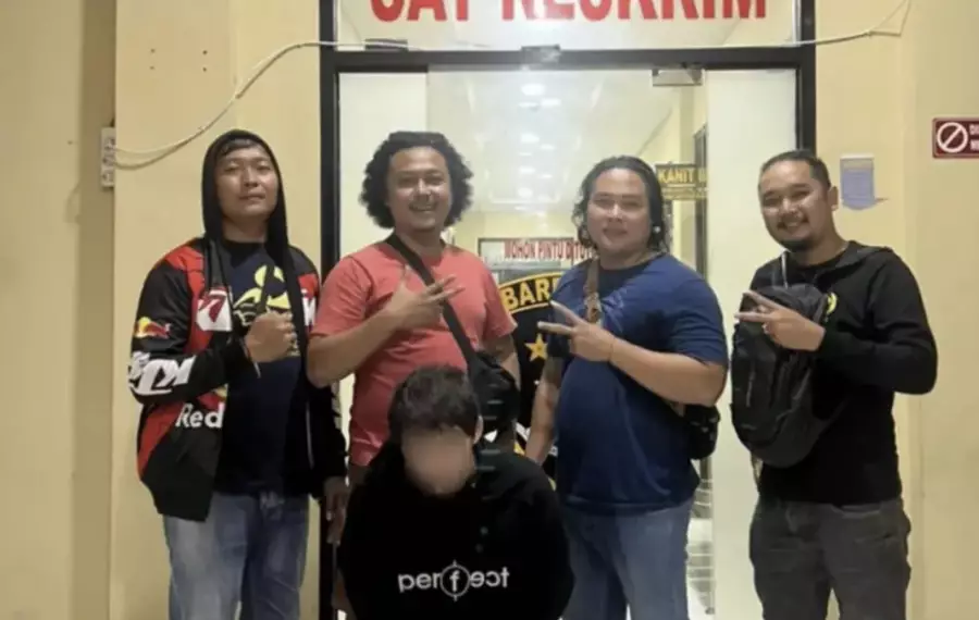  Жұмбақ жағдайда жоғалған отбасы: Индонезия полициясы күдікті күйеу бала ұсталған сәтті көрсетті