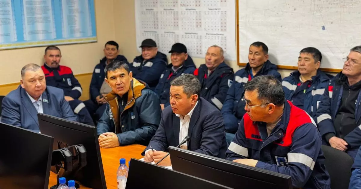  Сенат депутаттары маңғыстаулық мұнайшыларға жаңа Конституцияны таныстырды 