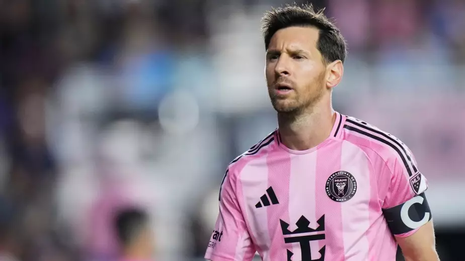 Месси забил и оказался на газоне из-за фаната (ВИДЕО)