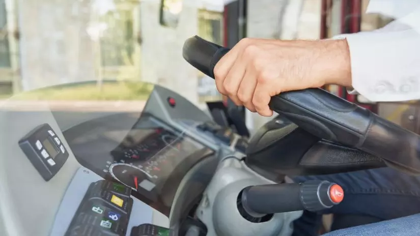 Без техосмотра, без прав: в Астане вскрыли бардак в автопарках