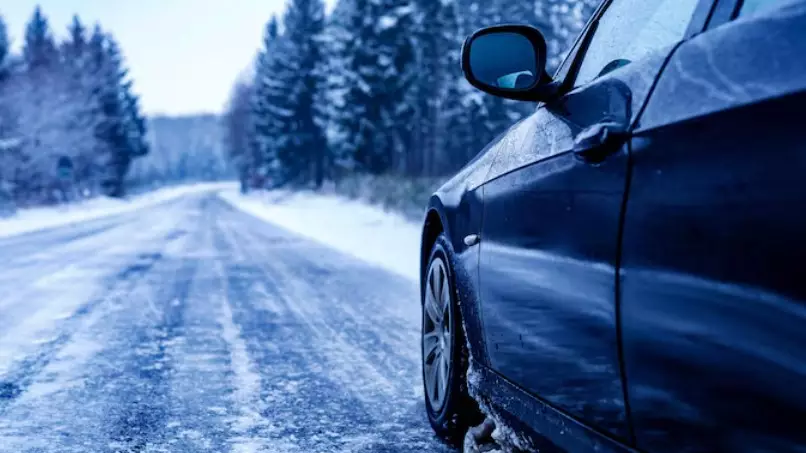 Сильный гололед и осадки парализуют движение в Алматинской области