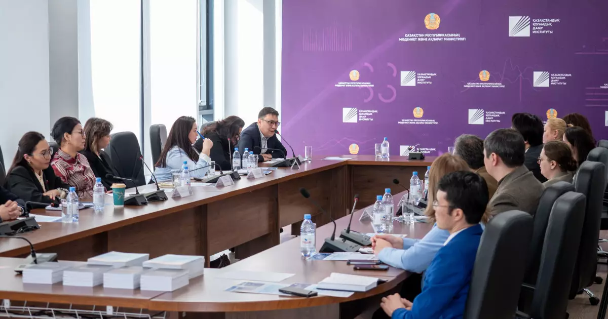   «SARAP» отырысында конституциялық қағидалардың азаматтардың өмір сүру сапасына әсері талқыланды   