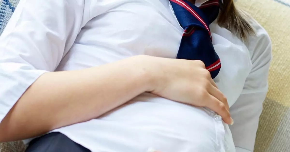  Ақтөбеде мектеп оқушысы бала көтеріп қалды 