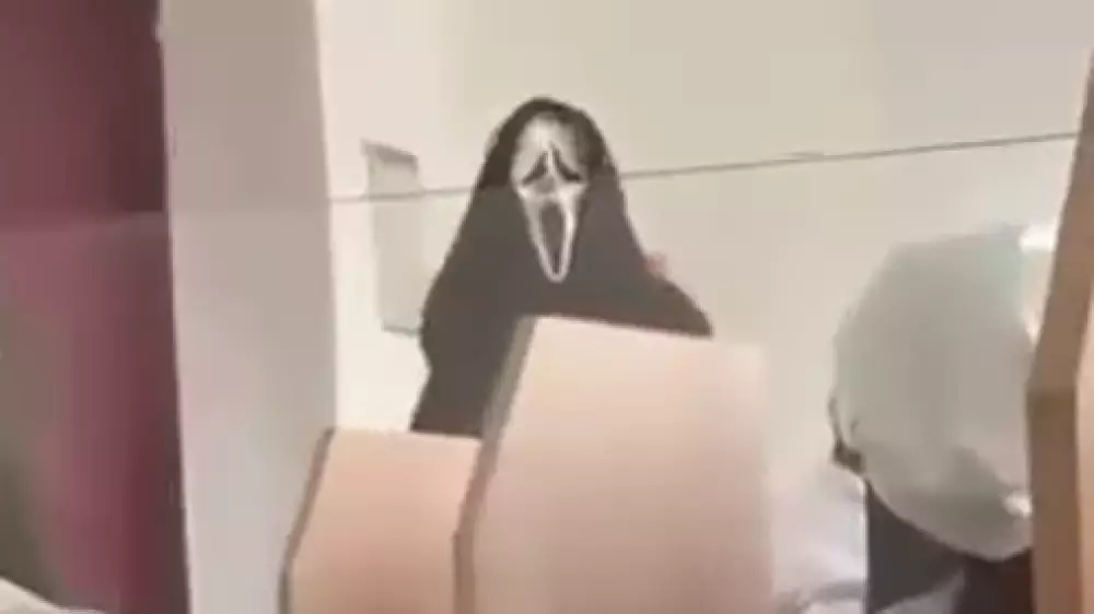 Студент в маске из “Крика“ ранил себя в колледже Павлодара